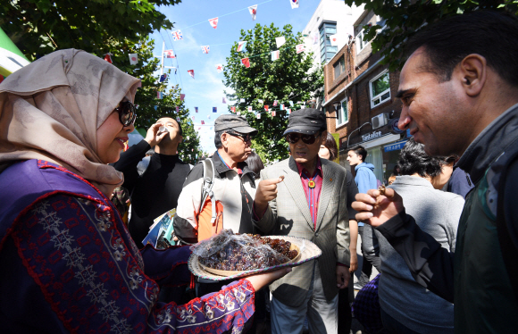 15일 서울 용산구 이태원 일대에서 열린 ’2017 이태원 지구촌 축제’에서 사우디아라비아인이 방문객들에게 전통음식을 권하고 있다. 2017. 10. 15. 박윤슬 기자 seul@seoul.co.kr