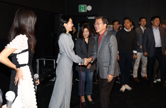 문재인 대통령이 15일 부산에서 열리고 있는 부산국제영화제를 방문해 영화 ’미씽’을 관람한 뒤 관람한 뒤 배우 엄지원씨와 악수하고 있다. .2017.10.15  청와대사진기자단