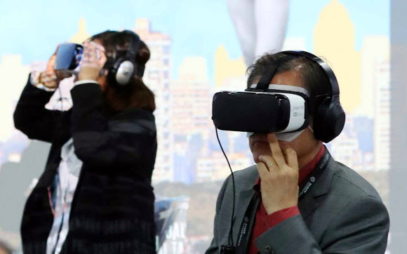 문 대통령, ‘가상현실 영화 보는 중’