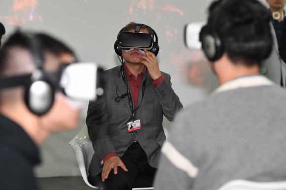 부산국제영화제에 참석한 문재인 대통령이 15일 부산 해운대구 영화의 전당에서 가상현실 기기를 착용하고 VR시네마를 관람하고 있다.  문 대통령은 이날 오전 한국 사회의 여성문제를 소재로 한 영화 ‘미씽, 사라진 여자’를 일반관객들과 함께  관람했다.2017.10.15. 청와대사진기자단