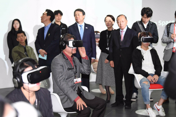 부산국제영화제에 참석한 문재인 대통령이 15일 부산 해운대구 영화의 전당에서 가상현실 기기를 착용하고 VR시네마를 관람하고 있다.  문 대통령은 이날 오전 한국 사회의 여성문제를 소재로 한 영화 ‘미씽, 사라진 여자’를 일반관객들과 함께  관람했다.2017.10.15. 청와대사진기자단