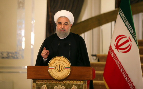 하산 로하니 이란 대통령이 지난 13일(현지시간) 도널드 트럼프 미국 대통령이 이란이 핵합의 이행을 하지 않았다고 선언한 직후 국영TV로 방송된 대국민 연설을 통해 입장을 밝히고 있다. 테헤란 AFP 연합뉴스