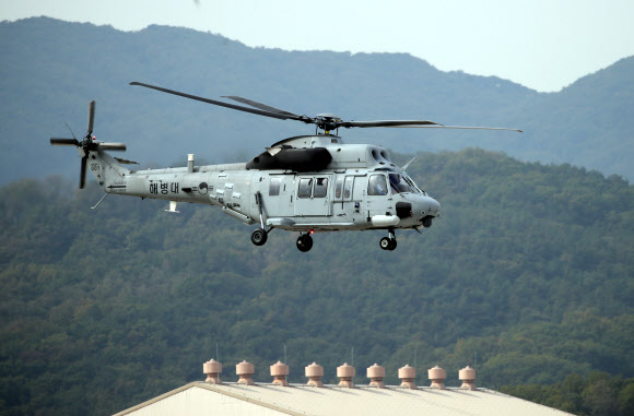 기동시범 보이는 한국형 기동헬기 수리온