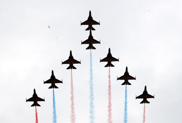 ADEX 편대비행 펼치는 공군 특수비행팀 ’블랙이글스’