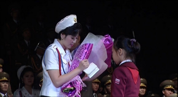 북한에서도 유명 예술인들이 관람객에게 사인을 해주는 문화가 확산하고 있는 것으로 보인다. 조선중앙TV가 지난 10일 공개한 모란봉악단,공훈국가합창단,왕재산예술단의 지방순회공연 영상에서는 모란봉악단 가수가 공연이 끝난 뒤 무대에 올라온 소녀에게 사인을 해주는 모습이 포착됐다.  연합뉴스