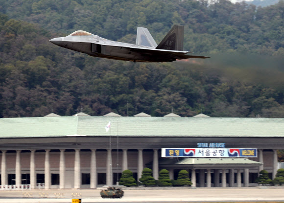 출격하는 F-22 랩터