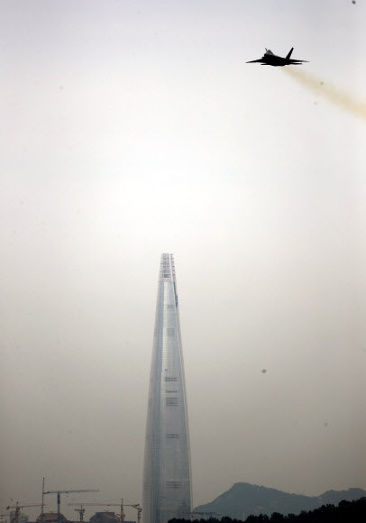 서울공항 하늘 가르는 F-22 랩터