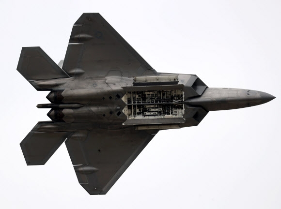 무기 적재함 열고 선회하는 F-22 랩터