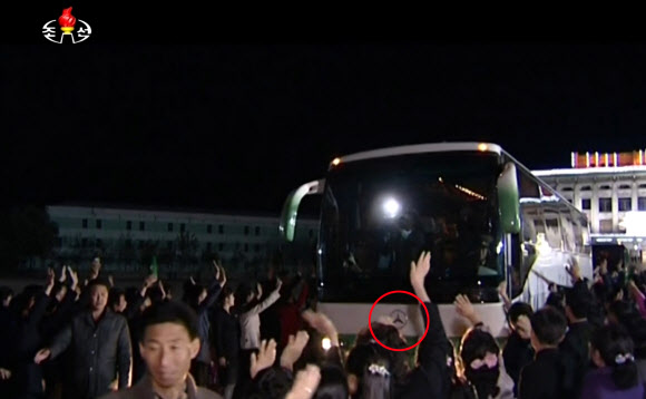 북한은 지난달 중순부터 대대적인 지방순회 공연에 나선 모란봉악단 등 유명 악단 예술인들에게 초특급 대우를 제공하고 있다. 조선중앙TV가 15일 공개한 영상에서는 모란봉악단과 왕재산예술단 등의 예술인들이 벤츠 로고(붉은색 원)가 달린 버스를 타고 이동하는 모습이 포착됐다.  연합뉴스
