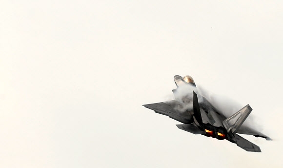 공중기동 선보이는 ’세계 최강 전투기’ F-22 랩터
