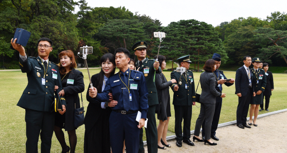 제 54회 국군 모범 용사 청와대 초청 행사에 참가한 군인부부들이 오찬에 앞서 청와대 경내를 둘러 보고 있다. 안주영 기자 jya@seoul.co.kr
