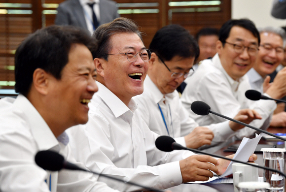 문재인 대통령이 16일 오후 청와대에서 열린 수석보좌관회의서 환하게 웃고있다. 안주영 기자 jya@seoul.co.kr