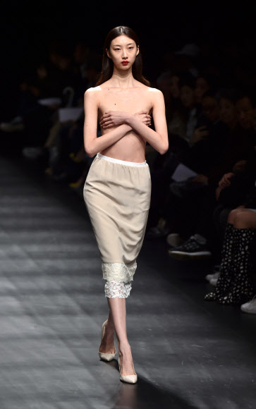 16일(현지시간) 일본 도쿄에서 열린 도쿄 아마존 패션위크에서 키타자와 타케시&사토 에미코가 런칭한 브랜드 ‘드레스드언드레스드’의 컬렉션을 모델이 선보이고 있다. AFP 연합뉴스