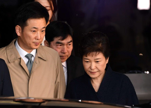 박근혜 전 대통령과 유영하(왼쪽) 변호사 모습
