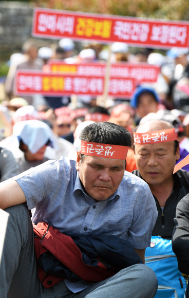 시각장애인들이 16일 서울 세종로 소공원에서 열린 시각장애인 안마사 생존권 보장 집회에서 연사들의 발언에 귀 기울이고 있다. 강성남 선임기자 snk@seoul.co.kr