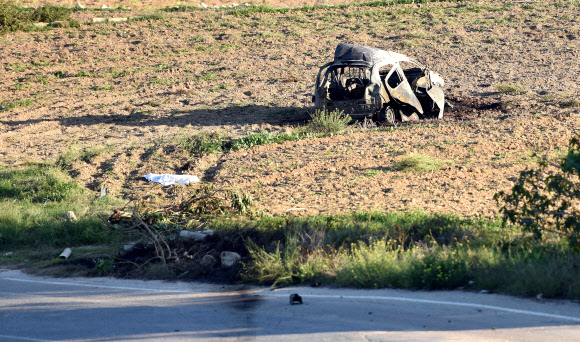 몰타의 유명 탐사보도 전문기자가 16일 몰타 북부 도로에서 차량 폭발 사고로 사망했다. 그가 운전하고 가던 차량이 불에 탄 채 나뒹굴고 있다. AP=연합뉴스
