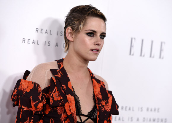 영화배우 크리스틴 스튜어트가 16일(현지시간) 미국 캘리포니아주 로스앤젤레스의 포시즌스 호텔에서 열린 엘르가 주최한 ‘우먼 인 할리우드’ 시상식에 참석했다. AP 연합뉴스