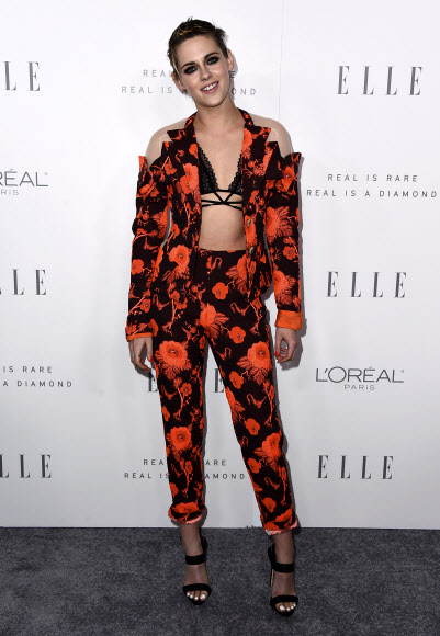 영화배우 크리스틴 스튜어트가 16일(현지시간) 미국 캘리포니아주 로스앤젤레스의 포시즌스 호텔에서 열린 엘르가 주최한 ‘우먼 인 할리우드’ 시상식에 참석했다. AP 연합뉴스