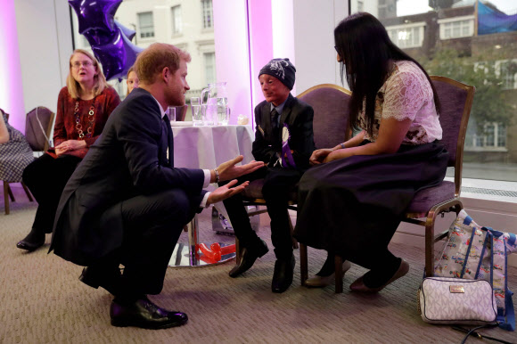 영국 해리 왕자가 16일(현지시간) 영국 런던에서 열린 ‘웰차일드 어워드(WellChild Awards)’에 참석해 이날 상을 받은 어린이와 눈높이를 맞추며 대화하고 있다. AFP 연합뉴스