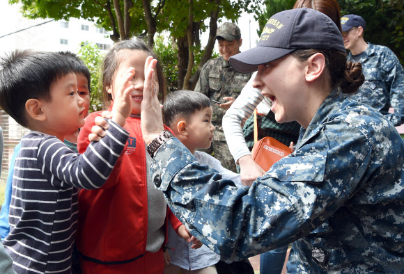 美핵잠수함 승조원 만난 부산 어린이 