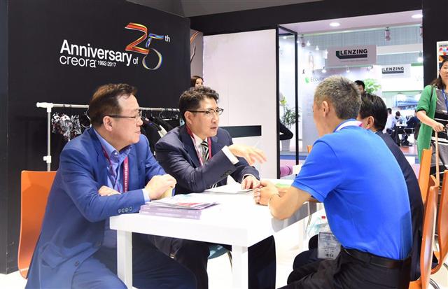 조현준(왼쪽 두 번째) 효성그룹 회장이 지난 11일 중국 상하이에서 열린 섬유산업 전시회 ‘인터텍스타일 상하이 2017’에서 현지 기업인에게 직접 상담을 해 주고 있다. 효성그룹 제공