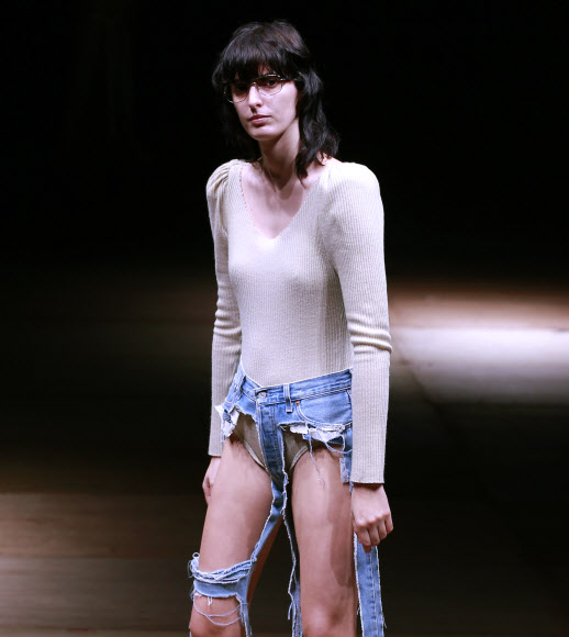 모델이 17일(현지시간) 일본 도쿄에서 열리고 있는 ‘도쿄 패션 위크(Tokyo Fashion Week)’중 디자이너 메이코 반의 브랜드 ‘티보(thibaut)’ 컬렉션을 선보이고 있다. AP 연합뉴스