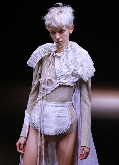 모델이 17일(현지시간) 일본 도쿄에서 열리고 있는 ‘도쿄 패션 위크(Tokyo Fashion Week)’중 디자이너 메이코 반의 브랜드 ‘티보(thibaut)’ 컬렉션을 선보이고 있다. AP 연합뉴스