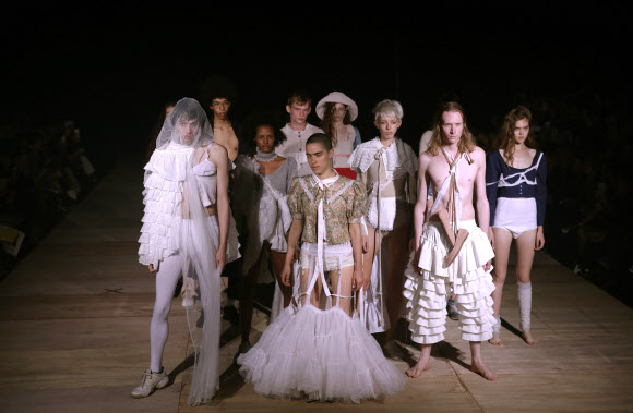 모델들이 17일(현지시간) 일본 도쿄에서 열리고 있는 ‘도쿄 패션 위크(Tokyo Fashion Week)’중 디자이너 메이코 반의 브랜드 ‘티보(thibaut)’ 컬렉션을 선보이고 있다. AP 연합뉴스