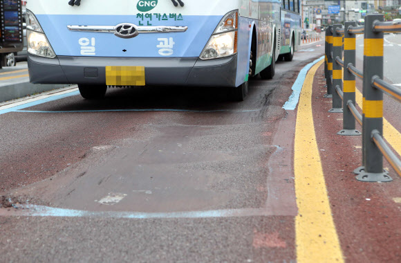 버스 무게 못이긴 도로 울퉁불퉁