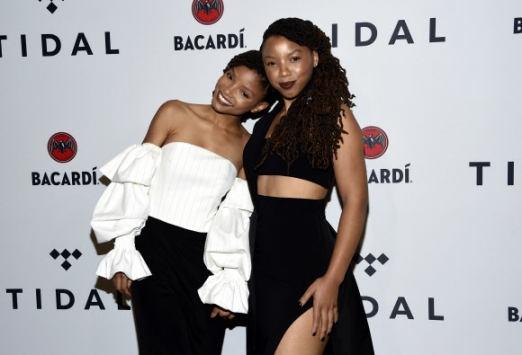 Chloe X Halle의 할리 베일리(왼쪽)와 클로이 베일리가 17일(현지시간) 미국 뉴욕 바클레이스 센터에서 열린 ‘the TIDAL X: Brooklyn 3rd annual Benefit Concert’에 참석해 포즈를 취하고 있다. AP 연합뉴스