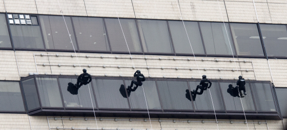 18일 서울 광화문 KT빌딩 옥상에서 경찰의 날(21일)을 앞두고 경찰특공대가 대테러 진압전술 훈련을 하고 있다. 2017. 10. 18 손형준 기자 boltagoo@seoul.co.kr