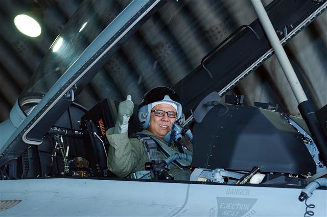 말레이시아 공군 무하마드 노라즐란 기획개발참모처장이 18일 강원도 원주 제8전투비행단에서 국산 경공격기 FA50 비행체험을 마친 뒤 엄지손가락을 세우고 있다. 공군 제공