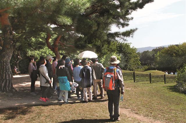올림픽공원 내 유일한 사유지인 충현공 김구 묘역에서 후손들이 시제를 올리는 모습을 구경하고 있다.