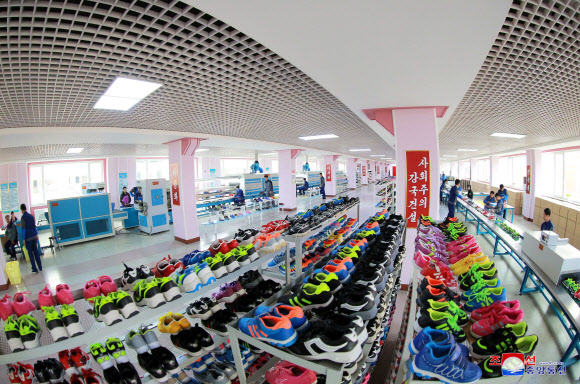 김정은 북한 노동당 위원장과 부인 리설주가 시찰한 평양 류원신발공장.  연합뉴스