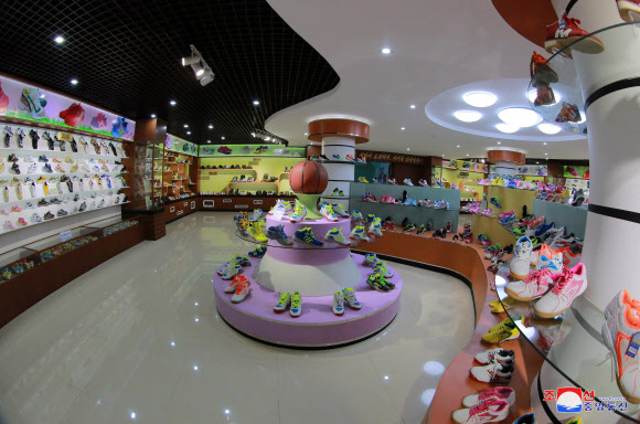 김정은 북한 노동당 위원장과 부인 리설주가 시찰한 평양 류원신발공장.  연합뉴스