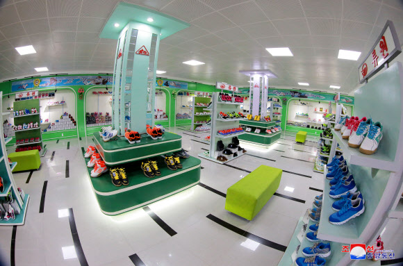 김정은 북한 노동당 위원장과 부인 리설주가 시찰한 평양 류원신발공장.  연합뉴스