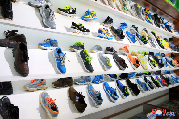 김정은 북한 노동당 위원장과 부인 리설주가 시찰한 평양 류원신발공장.  연합뉴스