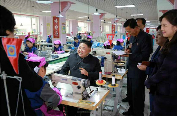 김정은 북한 노동당 위원장이 부인 리설주와 함께 운동화를 생산하는 평양 류원신발공장을 시찰했다고 노동당 기관지 노동신문이 19일 보도했다. 이날 시찰에는 김 위원장의 여동생인 김여정 당 부부장도 동행했다.  연합뉴스