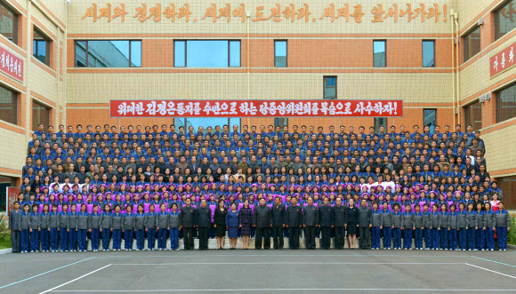 김정은 북한 노동당 위원장이 부인 리설주, 여동생 김여정 등과 함께 운동화를 생산하는 평양 류원신발공장 관계자들과 찍은 기념사진이 노동당 기관지 노동신문에 19일 게재됐다.  연합뉴스