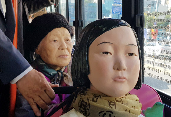 19일 오전 경기도 수원시 권선구 92번 시내버스에서 일본군 위안부 피해자 안점순(89) 할머니가 ’평화의 소녀상’과 함께 버스를 타고 있다.  연합뉴스