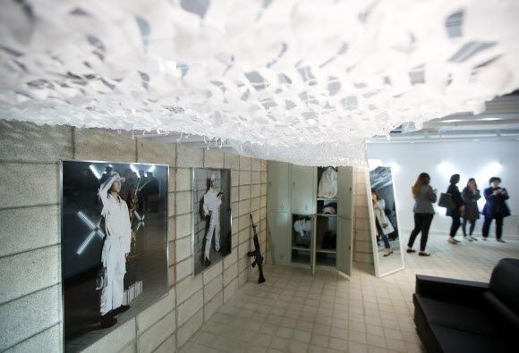 여의도 지하 비밀벙커가 전시문화공간 ’SeMA 벙커’로 새로 단장해 시민에게 공개된 19일 오전 관람객들이 전시를 보고 있다.  연합뉴스