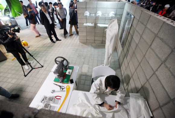 여의도 지하 비밀벙커가 전시문화공간 ’SeMA 벙커’로 새로 단장해 시민에게 공개된 19일 오전 관람객들이 전시를 보고 있다.  연합뉴스