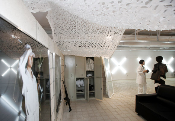 여의도 지하 비밀벙커가 전시문화공간 ’SeMA 벙커’로 새로 단장해 시민에게 공개된 19일 오전 관람객들이 전시를 보고 있다.  연합뉴스