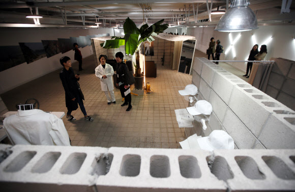 여의도 지하 비밀벙커가 전시문화공간 ’SeMA 벙커’로 새로 단장해 시민에게 공개된 19일 오전 관람객들이 전시를 보고 있다.  연합뉴스