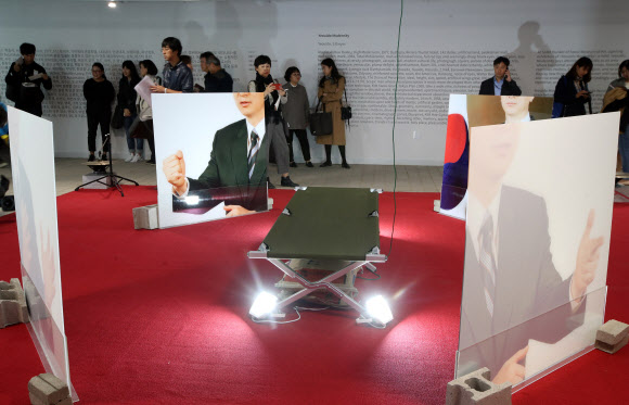 여의도 지하 비밀벙커가 전시문화공간 ’SeMA 벙커’로 새로 단장해 시민에게 공개된 19일 오전 관람객들이 전시를 보고 있다.  연합뉴스