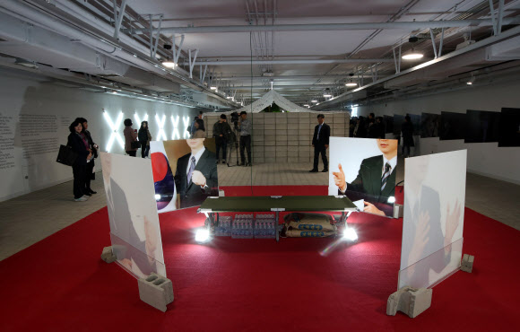 여의도 지하 비밀벙커가 전시문화공간 ’SeMA 벙커’로 새로 단장해 시민에게 공개된 19일 오전 관람객들이 전시를 보고 있다.  연합뉴스