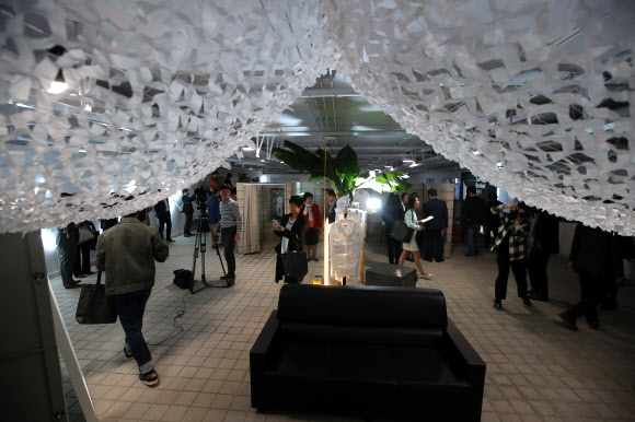 여의도 지하 비밀벙커가 전시문화공간 ’SeMA 벙커’로 새로 단장해 시민에게 공개된 19일 오전 관람객들이 전시를 보고 있다.  연합뉴스