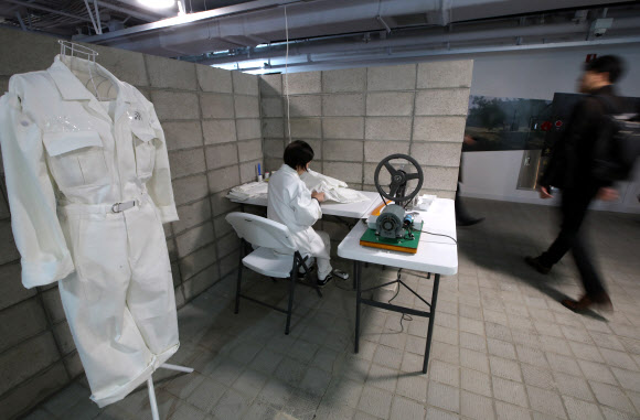 여의도 지하 비밀벙커가 전시문화공간 ’SeMA 벙커’로 새로 단장해 시민에게 공개된 19일 오전 관람객들이 전시를 보고 있다.  연합뉴스