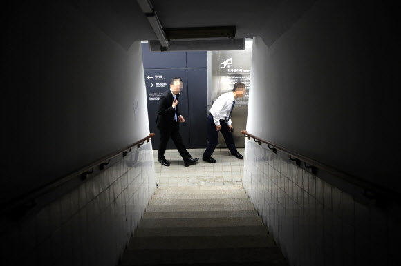 여의도 지하 비밀벙커가 전시문화공간 ’SeMA 벙커’로 새로 단장해 시민에게 공개된 19일 오후 관람객들이 내부를 둘러보고 있다.  연합뉴스