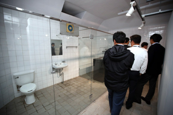 여의도 지하 비밀벙커가 전시문화공간 ’SeMA 벙커’로 새로 단장해 시민에게 공개된 19일 오후 관람객들이 내부를 둘러보고 있다.  연합뉴스